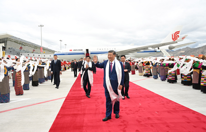 習近平率中央代表團抵達拉薩出席西藏自治區成立60周年慶祝活動